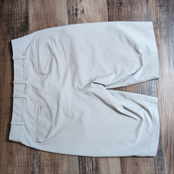 Lululemon Athletica Flat Front Khaki Five Pocket Stretch Fabric Shorts 32x11" - Picture 2 of 9